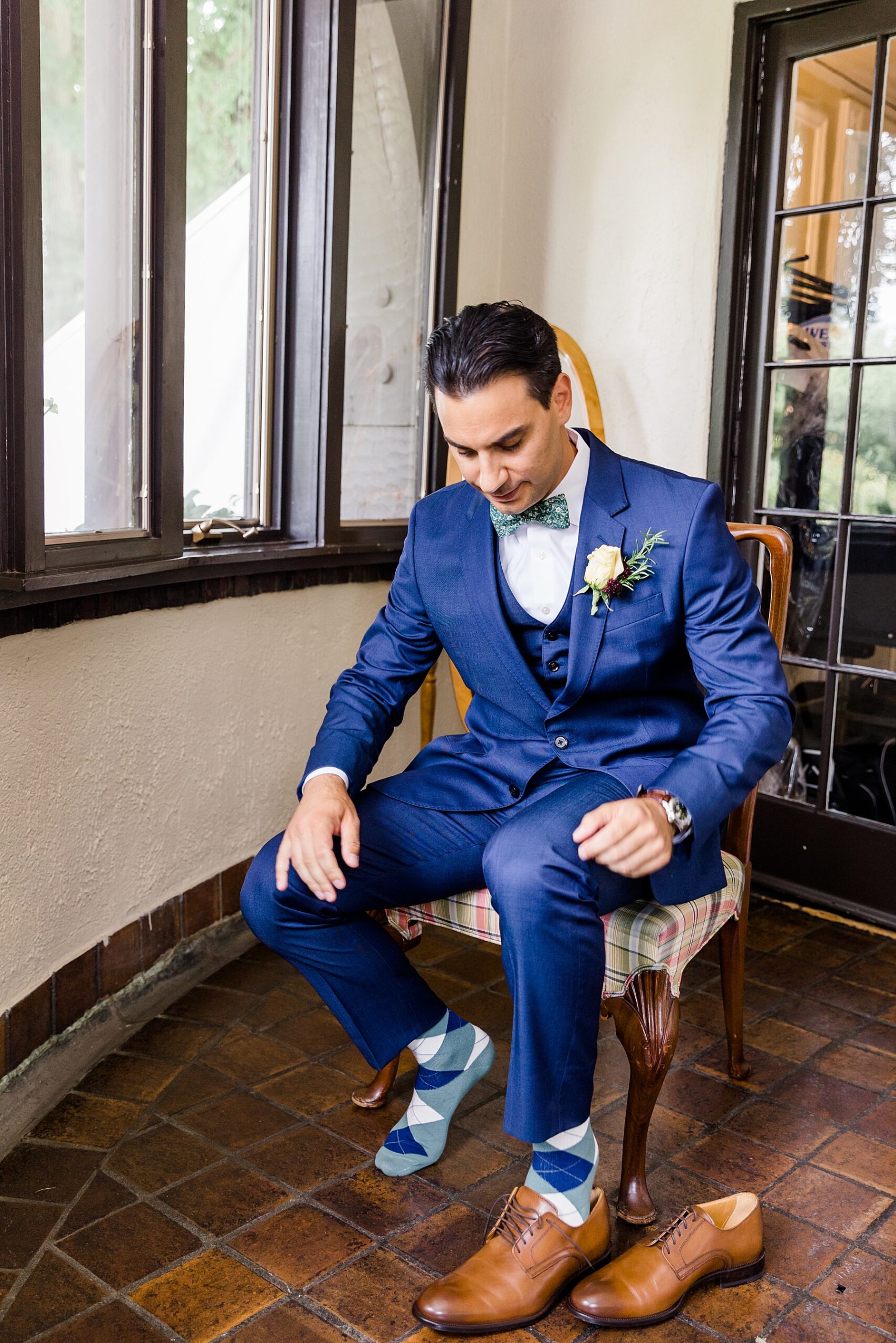 groom gets ready for wedding ceremony 